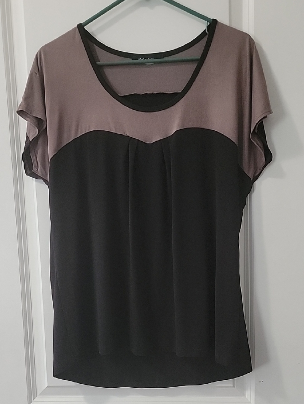 Layered Scoop Neck Short Sleeve Tee in Taupe and Black
